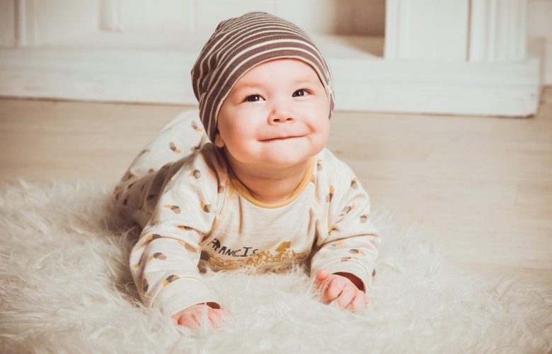 niemowlak w piżamce i czapeczce